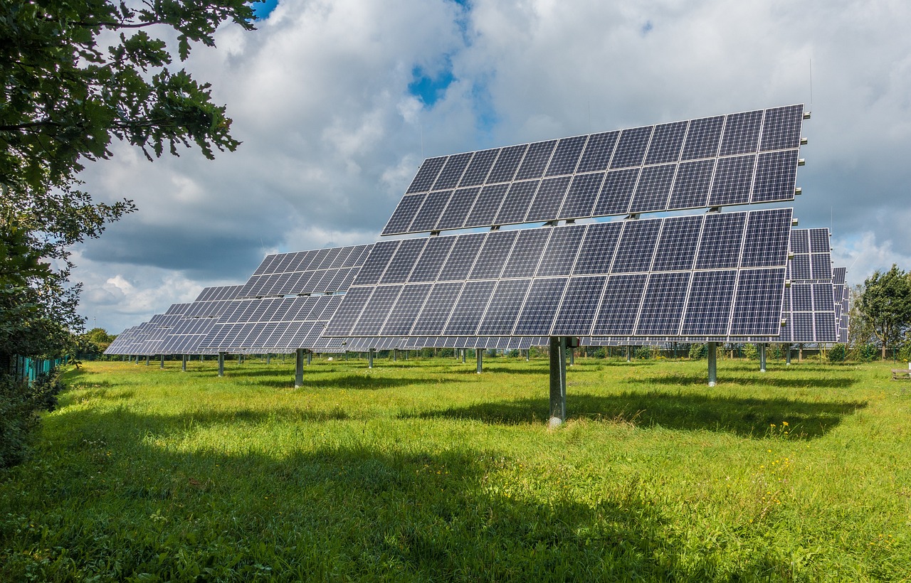 No momento, você está visualizando É Vantajoso Investir em Energia Solar? Descubra os Benefícios para o Seu Bolso e para o Meio Ambiente